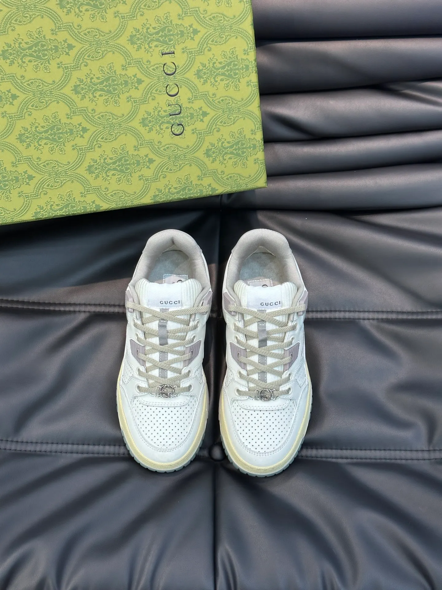 Men's Men's Shoes 💰p520 "GUCC*" Gucci's new couple's 👫 distressed effect sneakers. This low-top sneaker adopts a basketball-style silhouette design and cleverly incorporates hollow panels and distressed effects, showing its unique ingenuity. The ingenuity incorporates brand logo details such as interlocking Double G styling accessories and Gucci lettering, a low-key tribute to the brand's design heritage. A rubber non-slip outsole, inlays and embossed sole give the entire design a contemporary feel. Size: 35-45